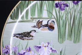 Groot bord Ø 26 cm. "Mandarin Ducks" Japans handgeschilderde porselein , limited edition.