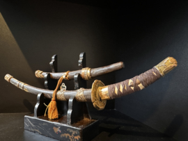 Antieke Miniatuur Samurai zwaarden met lakstandaard