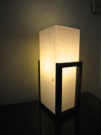 Lamp "Kuchi"  Hoogte 40 cm ,mooie strakke vormgeving, houten frame met verstevigd Japans papier.