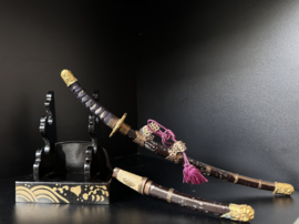 Antieke Miniatuur Samurai zwaarden met lakstandaard