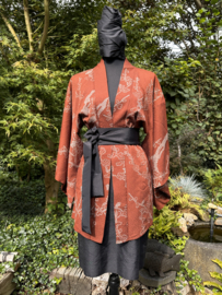 Kort zijden kimono jasje in terra herfstkleur.