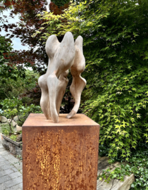 Houten sculptuur " Eendracht"