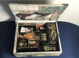 Miniatuur Hina accesoires in Japans lakwerk in orginele geisha doos