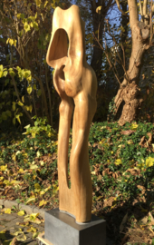 Sculptuur in olmenhout "Dancing Cranes" op natuurstenen voet