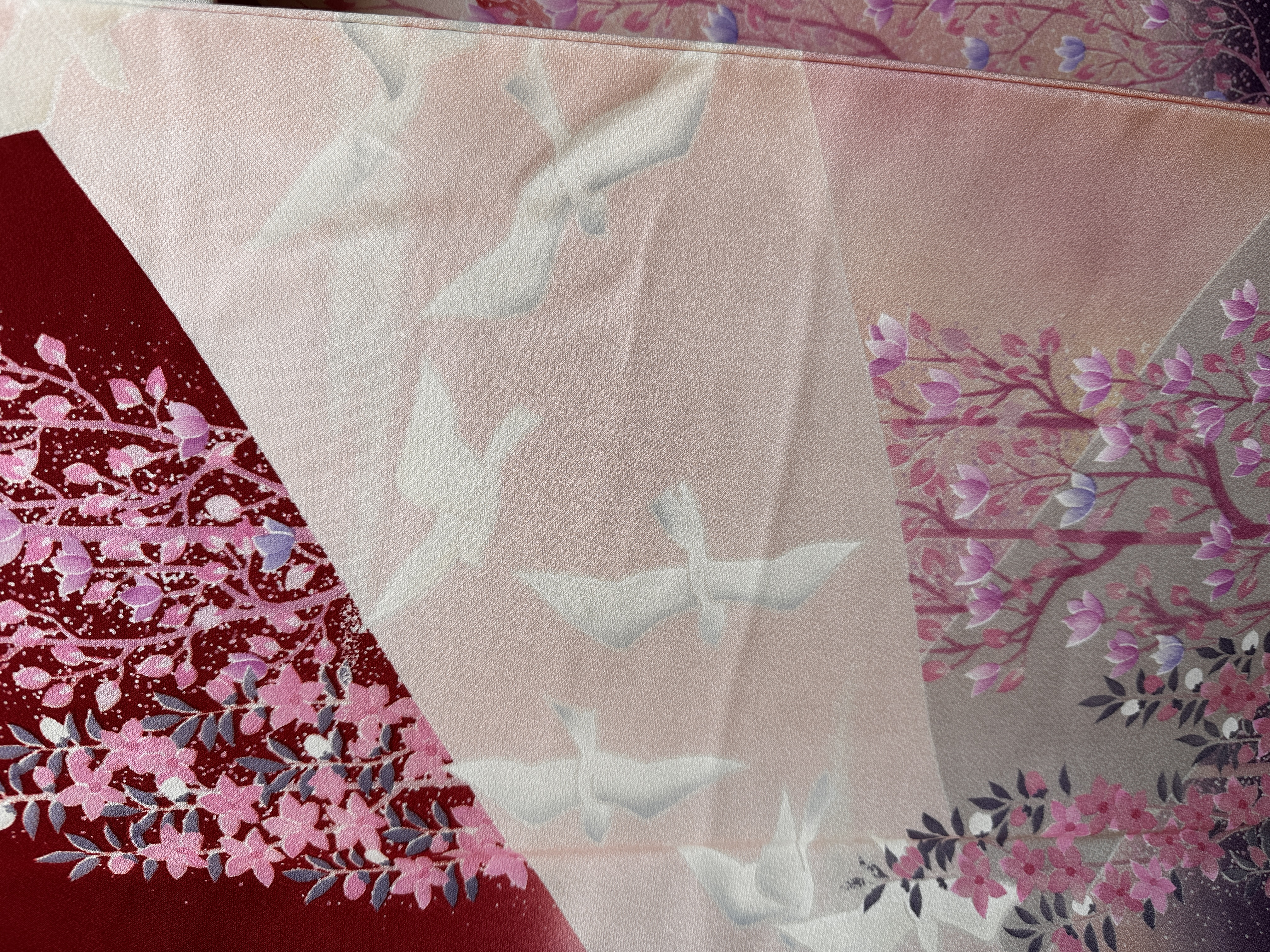 Lange zijden kimono "Vliegende vogels rond bomen"