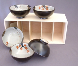 5 Verfijnde porseleinen rijstkommetjes in houten kistje " Kersenbloesem en esdoornblad"