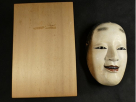 Orgineel NOH-masker uit Japan,  houtsnijwerk, gesigneerd.