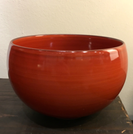 Fraai Japans rode bowl van Aritia porselein H.10 cm ø 15 cm.