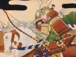 Antiek zijden kinderkimono met handgeschilderde samuraï te paard de z.g.  "Omiyamairi" kimonootje.