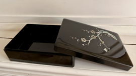 Ruime Japanse lakdoos met  afbeelding van Kersenbloesem (techniek "Mother in pearl)"