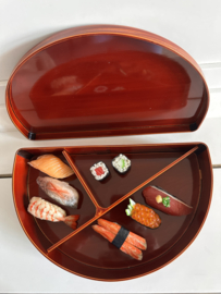 " Bento-box halve maan" in lakwerk ( hout ) in Japans rode kleur voor sushi's / snacks.