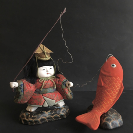 Zeldzame Antieke pop (ningyo) in kimekomi stijl "vissertje met koi karper "