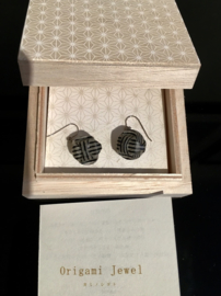 "Origami jewel" Japanse oorbelletjes, zwart/wit of goudkleurig