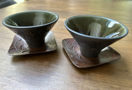 bronzen trivets ( antiek ) in houten kistje