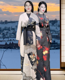 Kimono in zijde met rode voering en ingeweven bloem patronen