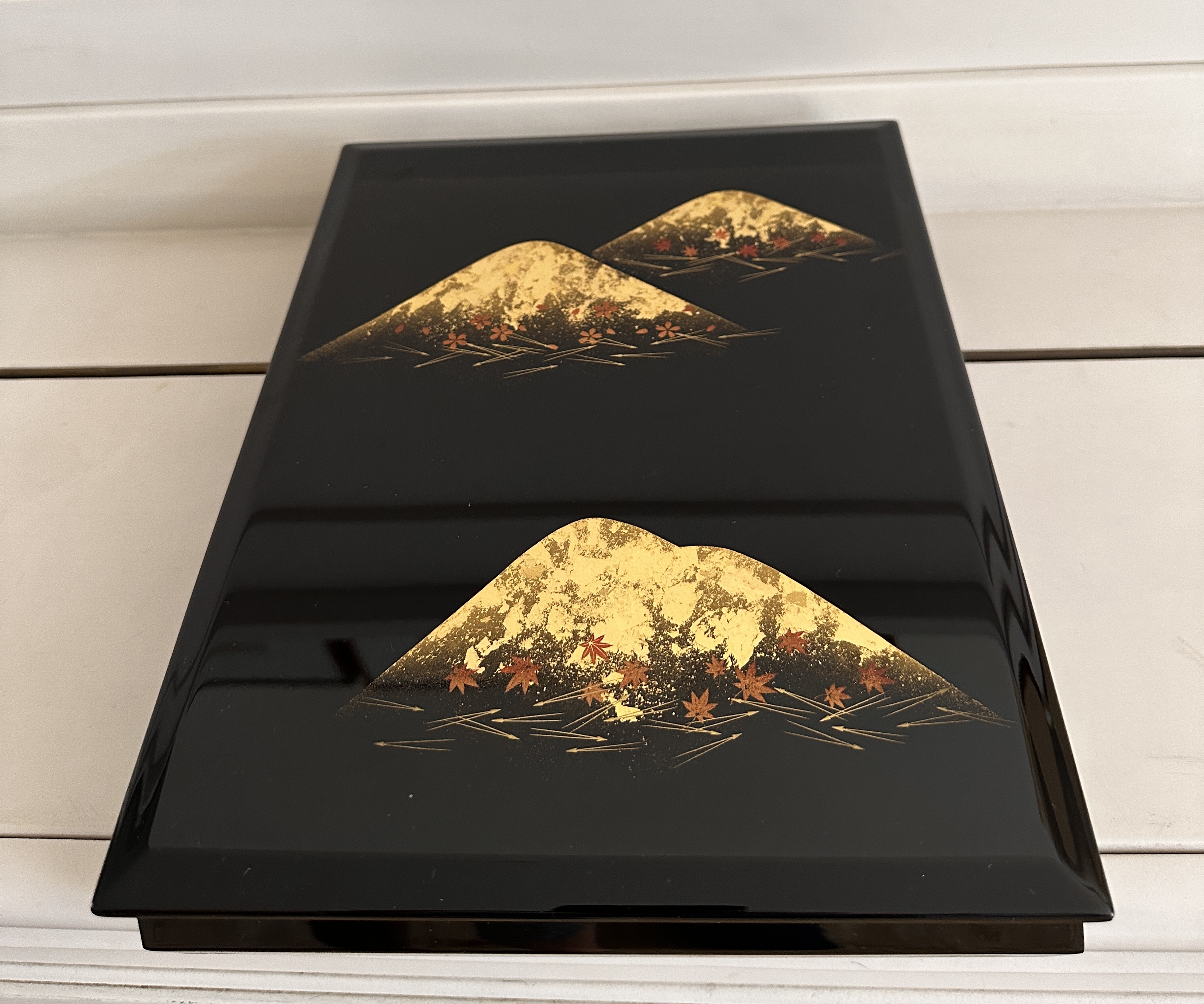 Sieraden / documenten doos in Japans lakwerk " Bergen met esdoorn en bloesemblaadjes"