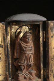 Miniatuur Antiek Reisaltaartje met een van de 7 geluksgoden "Bishamonten" Hoogte 9 cm.