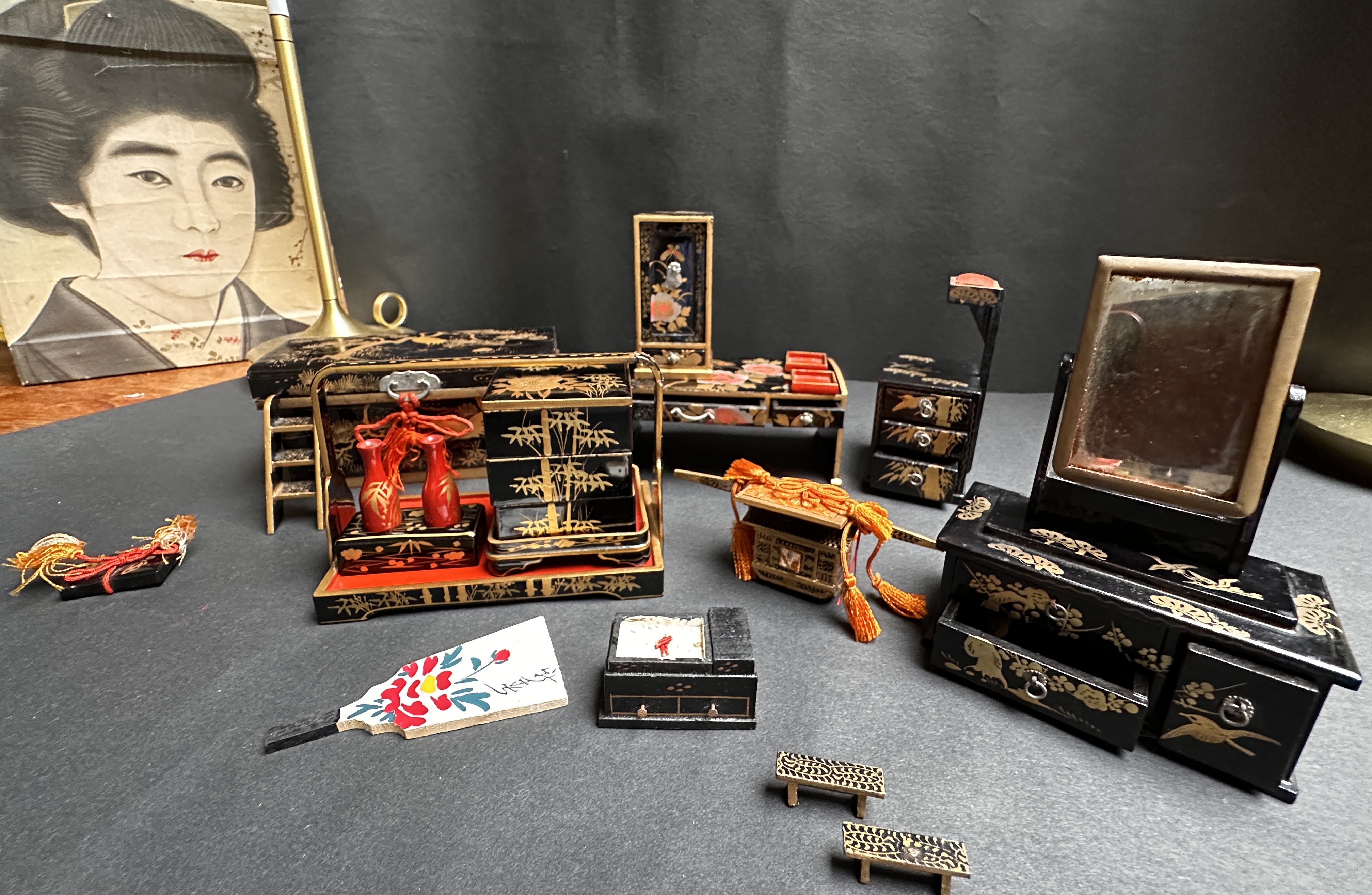 Miniatuur Hina accesoires in Japans lakwerk in orginele geisha doos