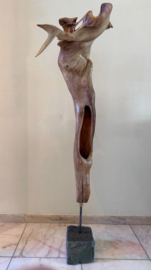 Sculptuur in beukenhout " Zwaluw" hoogte 144 cm. op natuurstenen voet