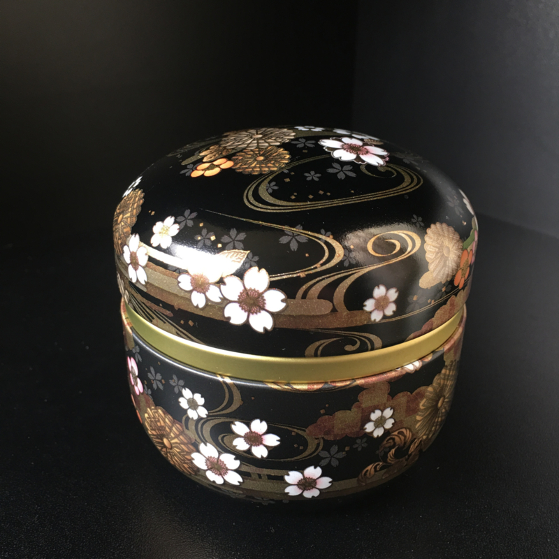 Japans  theebusje tin met lakwerk,beschilderd met kersenbloesem Ø 9 cm. H. 8 cm.
