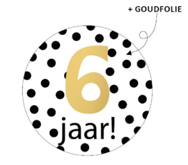 Traktatie sticker 6 jaar wit zwart goud ø 4 cm. p/stuk