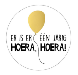 Traktatie sticker Er is er één jarig hoera, hoera! ø 4 cm. p/stuk