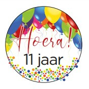 Traktatie sticker hoera! 11 jaar balloons ø 4 cm. p/stuk