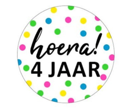 Traktatie sticker hoera! 4 jaar neon stippen ø 4 cm. p/stuk