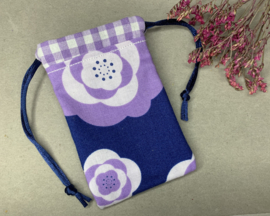 Katoenen (cadeau)zakje ‘purple flower’