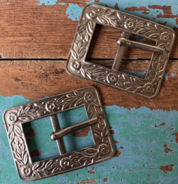 Metalen gesp met bloemen