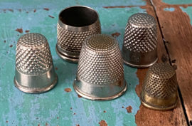 Lotje metalen vingerhoeden