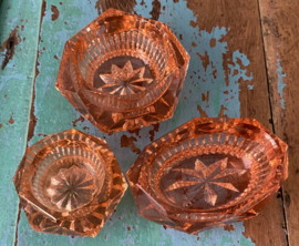 Kleine oranje glazen schaaltjes