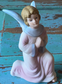 Porseleinen knielende engel
