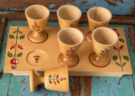 Houten tableautje met eierdoppen