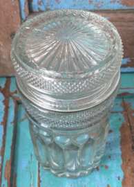 Potje van bewerkt glas