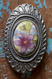 Tinnen broche met porseleinen bloem