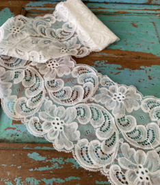 Breed wit bloemenkant  (150cm)