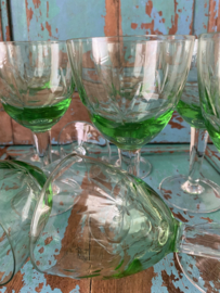 Oude groene glazen op pootje