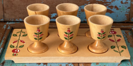 Houten tableautje met eierdoppen