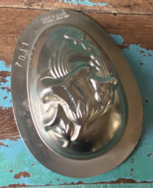 Oude paaseivorm met bloemen