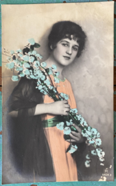 Vrouw met bloementak