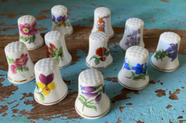 Porseleinen bloemen vingerhoedjes