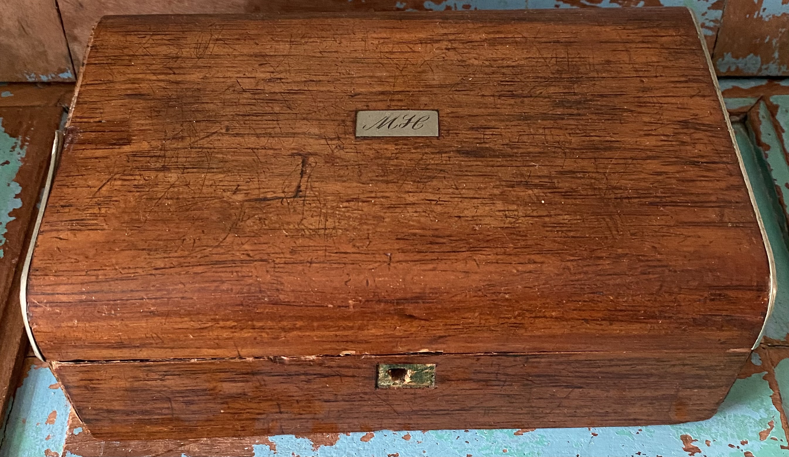 Oud houten gevuld naaikistje