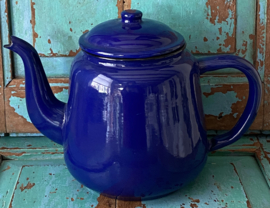 Blauwe emaille theepot