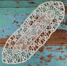 Ovaal kantklos kleedje  27x10cm