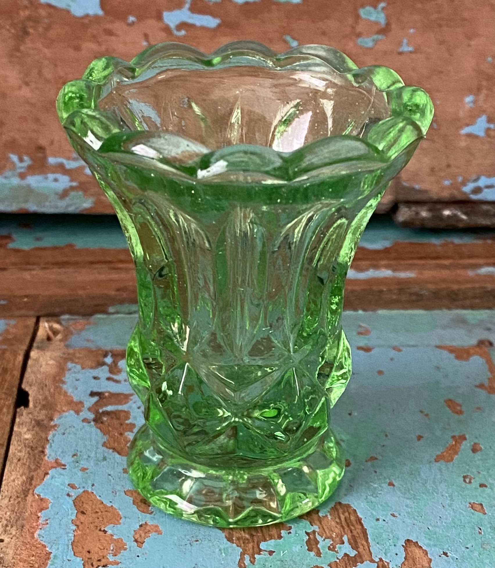 Groen glazen vaasje
