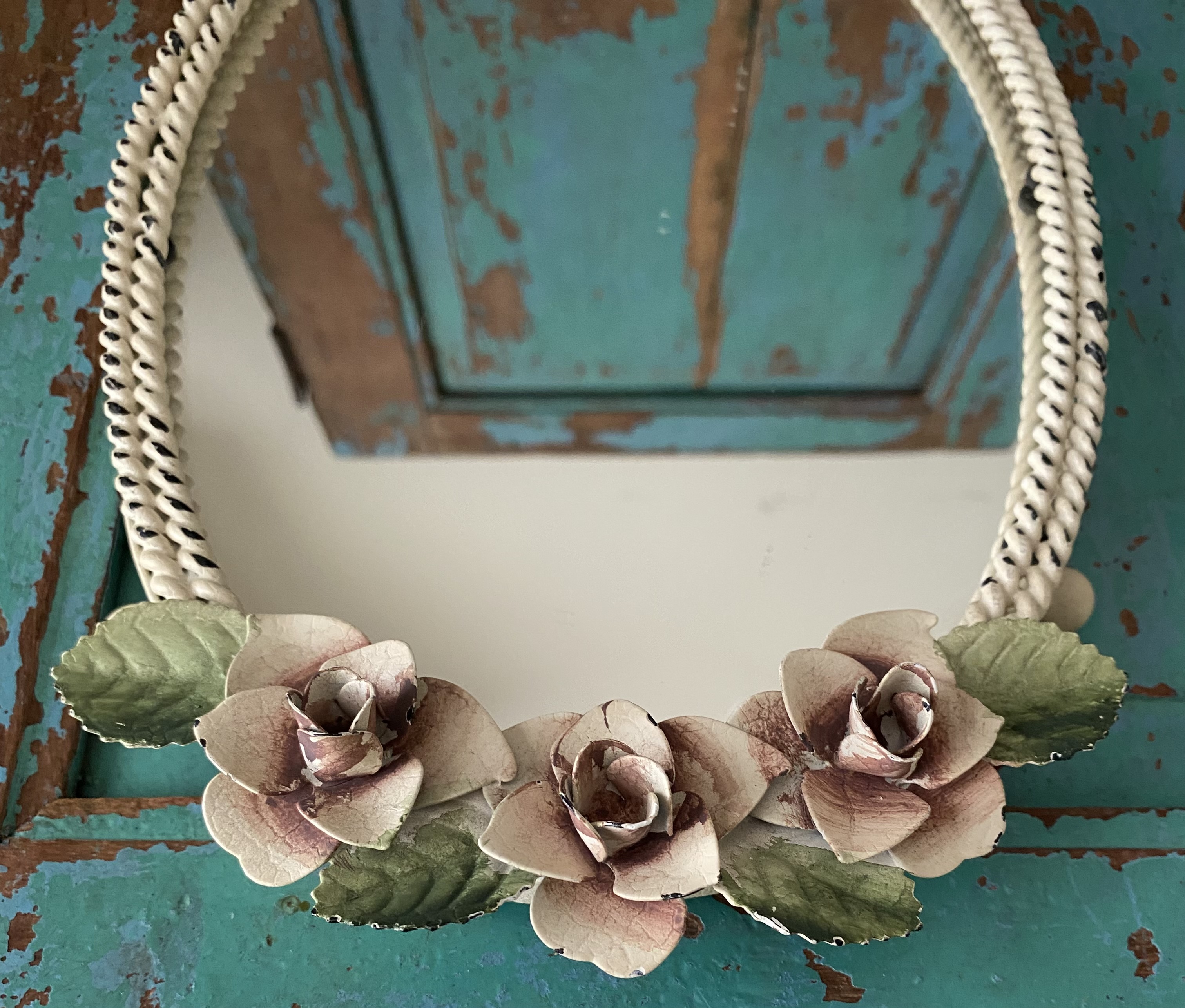 Metalen spiegel met rozen