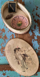 Antiek Frans bonbondoosje met inhoud….