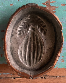 Klein antiek koperen vormpje