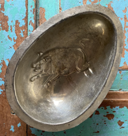 Oude paaseivorm met varkentje